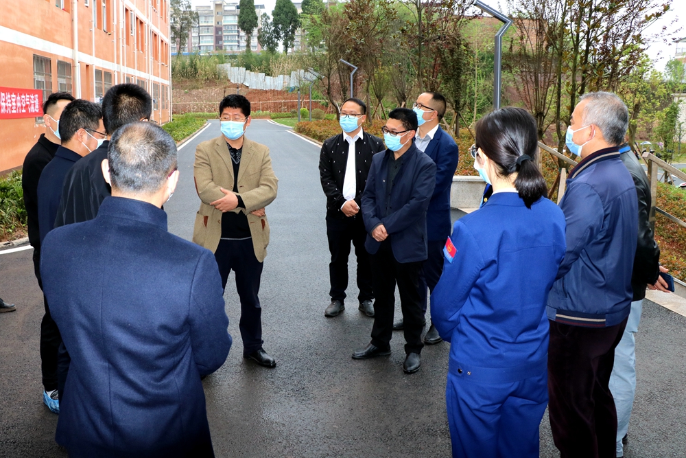 宜宾翠屏区委常委区委办公室主任邹建率队到宜宾市一曼中学校调研