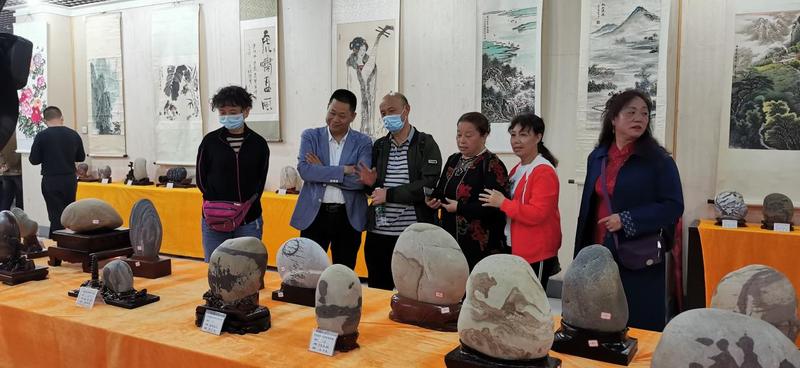 展会现场 摄影 卫智健这次"饮水思源"奇石展共展出长江红色主题奇石